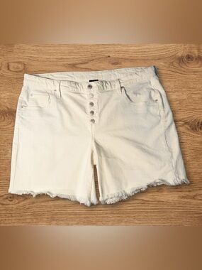 Mossimo White Denim Boyfriend Shorts Mid-Rise Button-Fly Raw Hem EUC Size 18